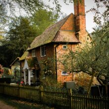 A Origem Encantadora do Estilo Cottage: Do Campo Inglês ao Charme Urbano